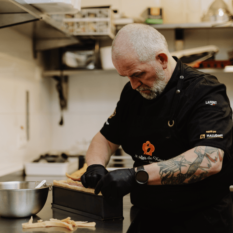 Le Chef Dany Lombart préparant un plat maison